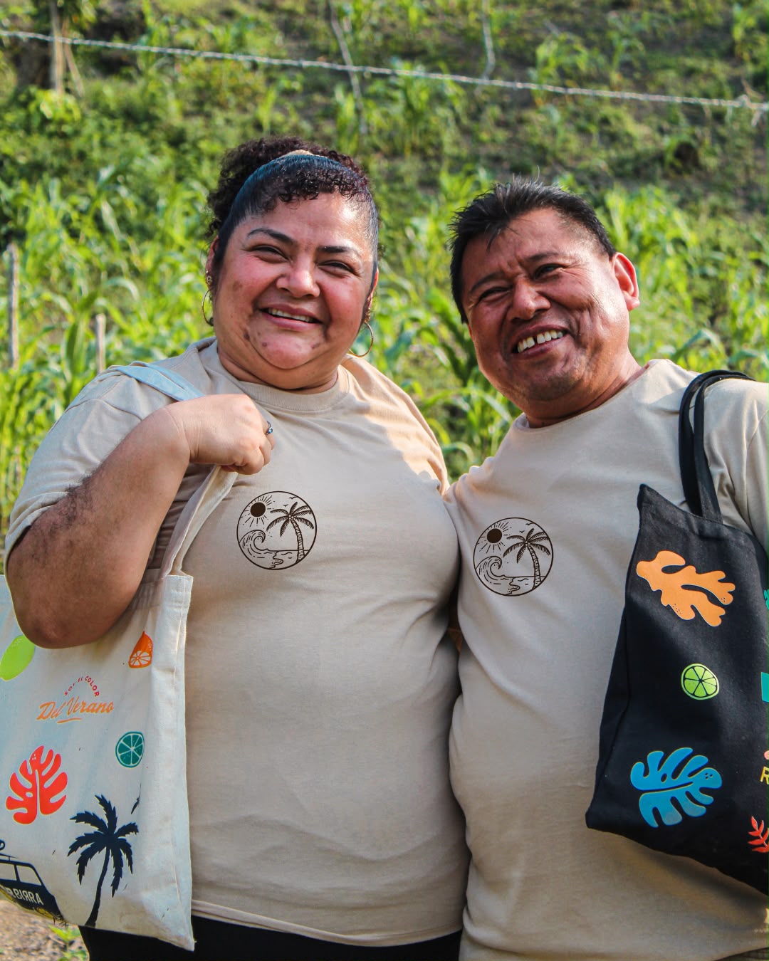 Don Matías y su esposa en su parcela, Sierra de Puebla