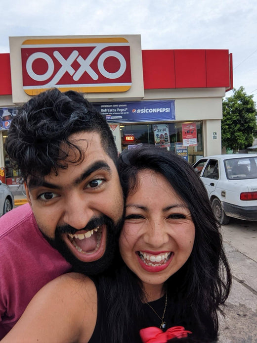 Victor y May frente al OXXO
